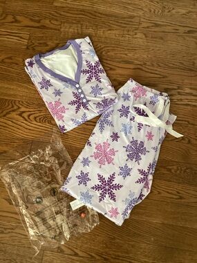 Shirley & Stone winter snowflake pajama set size Large